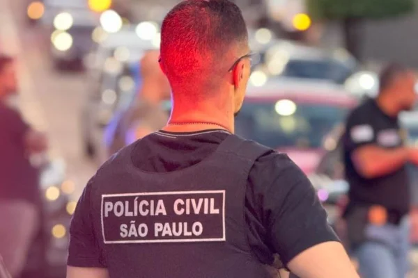 Com viatura descaracterizada, policial civil atropela mãe e filho no centro
