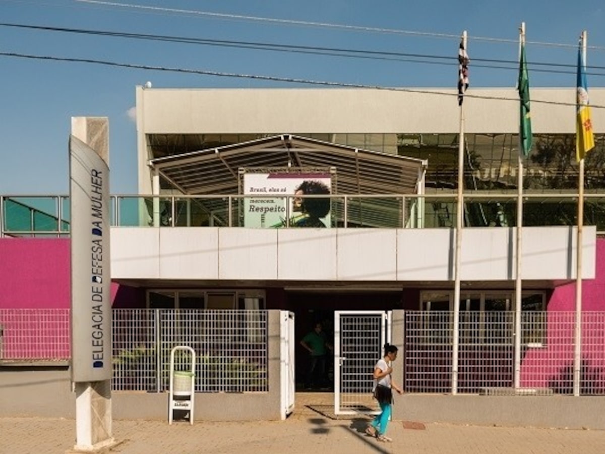 Menina sequestrada pelo pai pisca para alertar PMs e é resgatada no litoral de SP