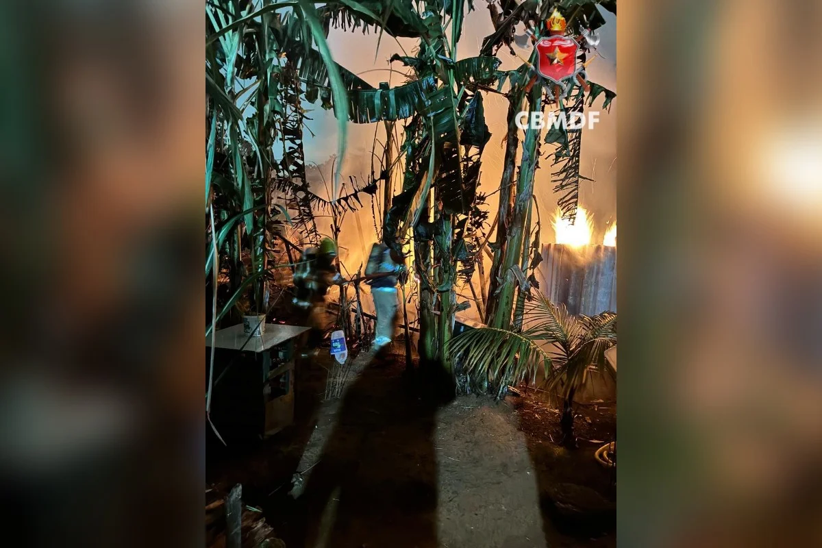 Bombeiros combatem incêndio em barraco em Arniqueira (DF)