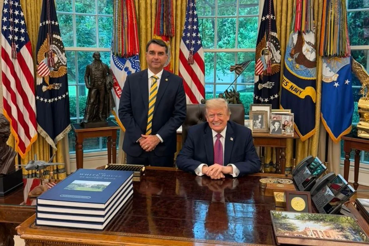 Trump diz que Flávio Bolsonaro teve "grande vitória" na eleição