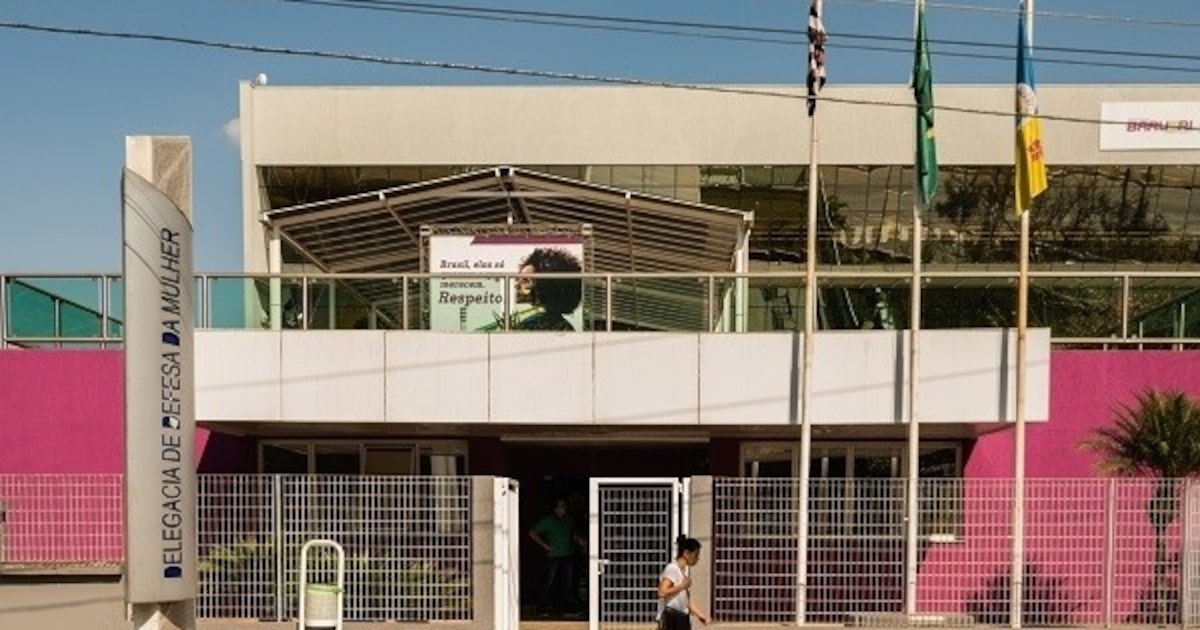 Menina sequestrada pelo pai pisca para alertar PMs e é resgatada no litoral de SP