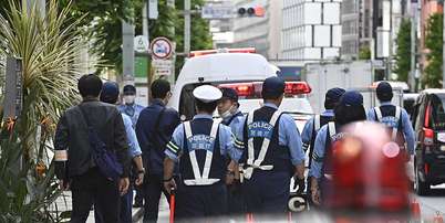 Policiais e equipes de emerg&ecirc;ncia se re&uacute;nem em frente ao complexo comercial GINZA SIX, no distrito de Ginza, em T&oacute;quio, Jap&atilde;o, em 25 de maio de 2026, ap&oacute;s v&aacute;rias pessoas relatarem mal-estar durante um incidente envolvendo uma poss&iacute;vel subst&acirc;ncia irritante. Foto: David Mareuil/Anadolu via Getty Images