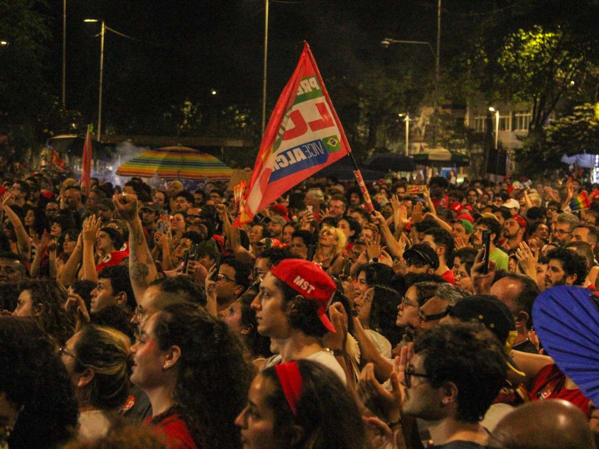 Manifestantes se reúnem no centro de São Paulo a favor da reeleição de Lula à Presidência