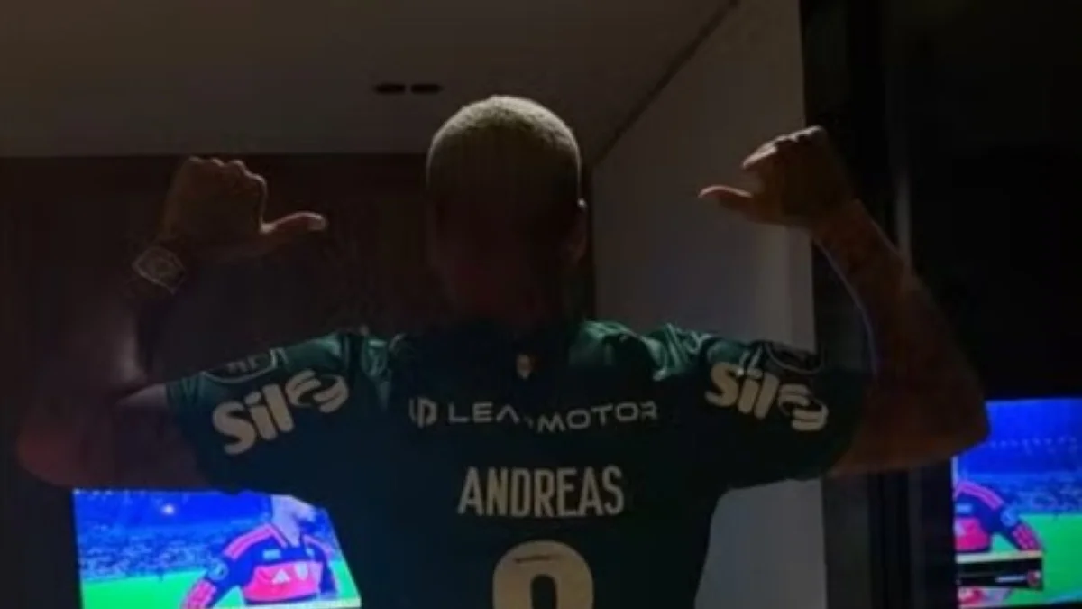 Deyverson comemora eliminação do Flamengo com camisa de Andreas Pereira