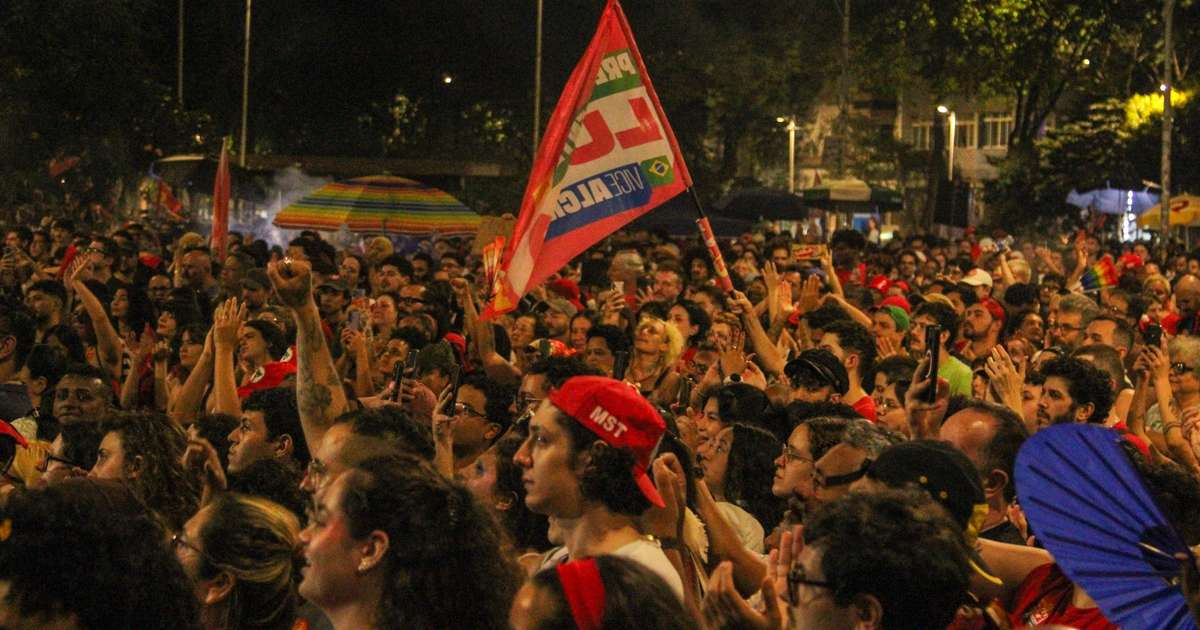 Manifestantes se reúnem no centro de São Paulo a favor da reeleição de Lula à Presidência