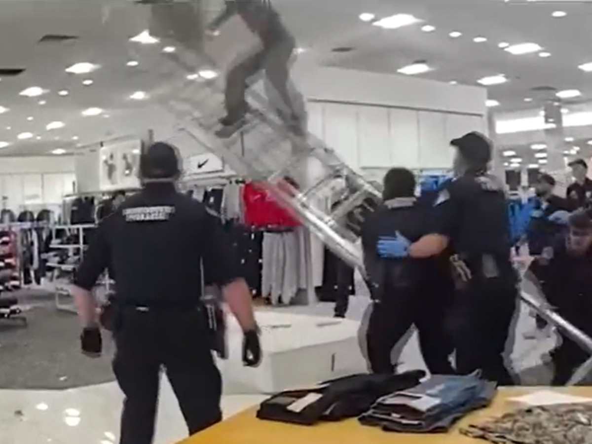 Homem é preso após escalar teto de shopping e cair nos EUA