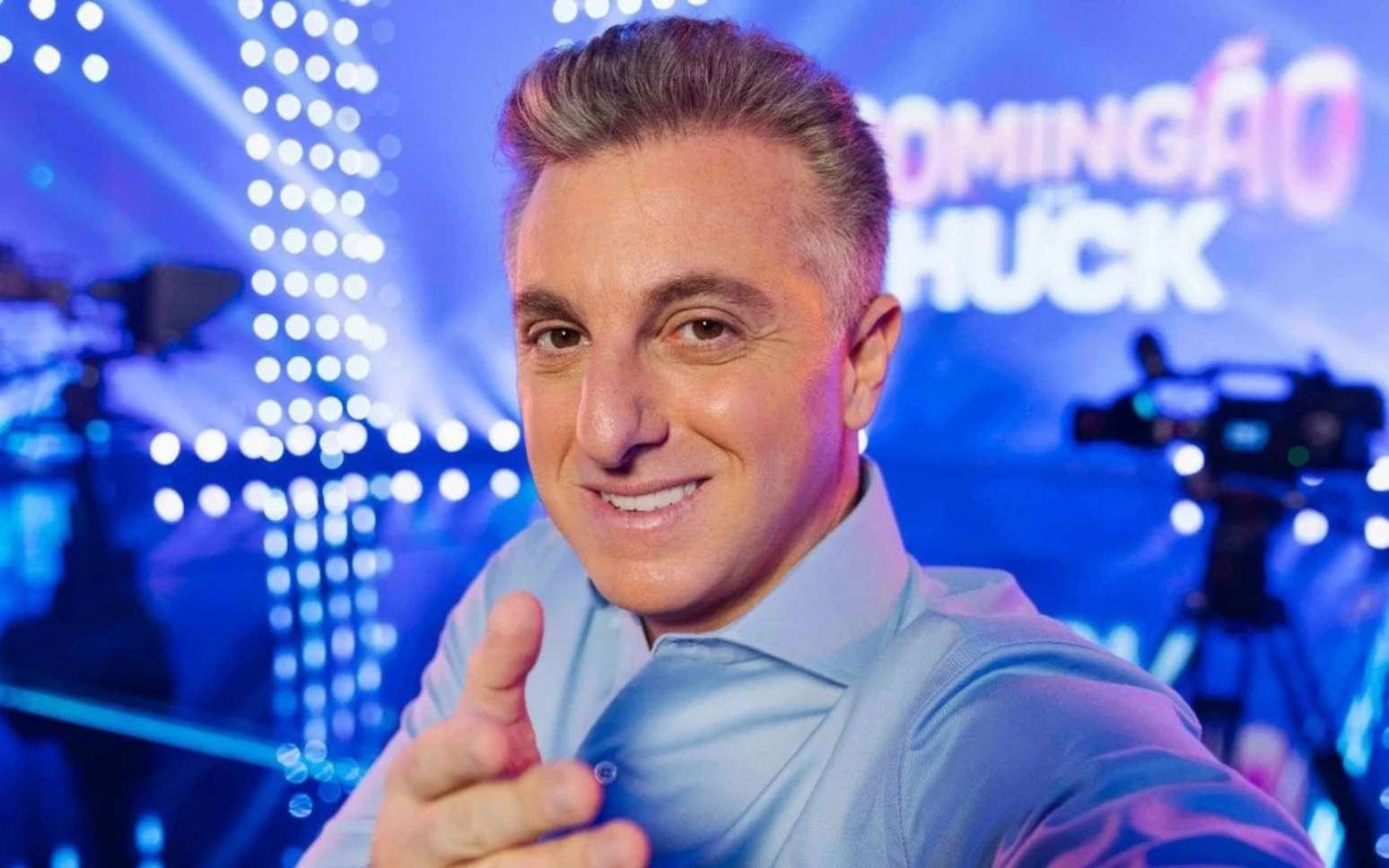 Luciano Huck segue normalmente no 'Doming&atilde;o', sem ser afetado na Globo pelo vazamento de suas mensagens com Daniel Vorcaro