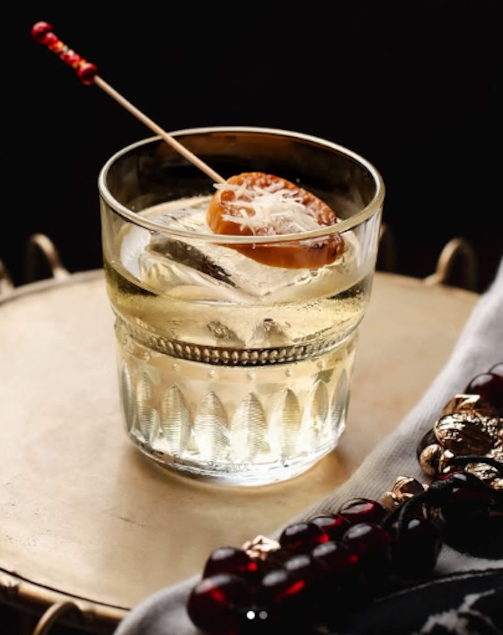 Drinque que leva caju caramelizado, cachaça, rum envelhecido e cítricos clarificados com leite, do Bar dos Arcos