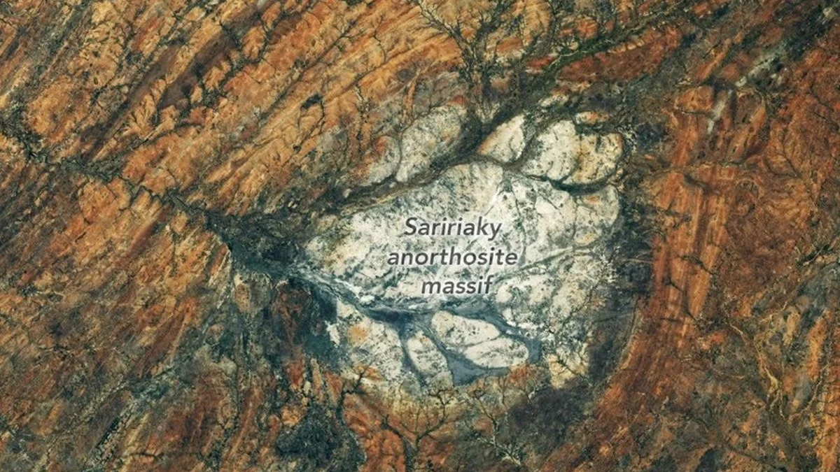 Nasa fotografa em Madagascar enorme formação de rocha semelhante à da Lua