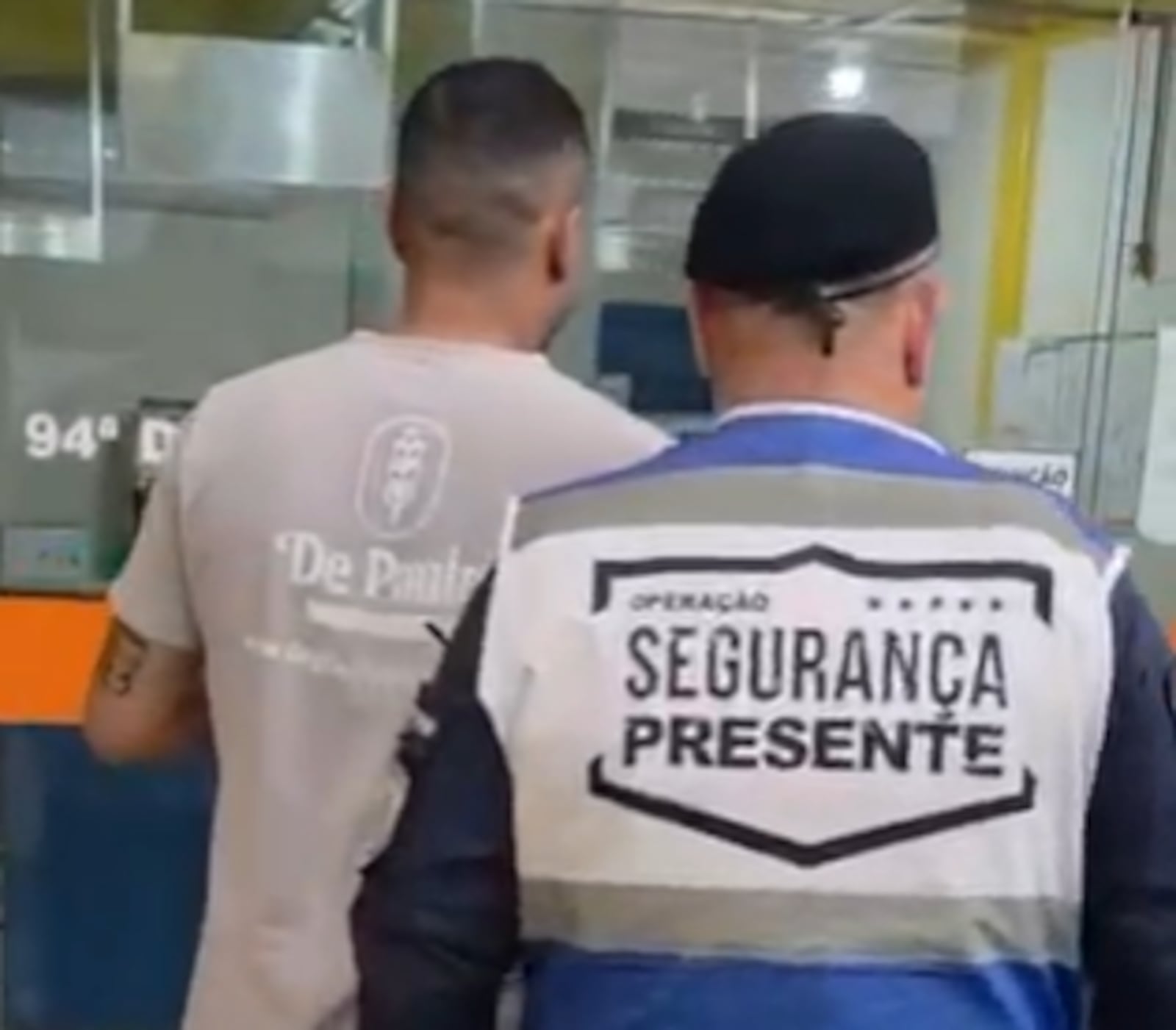 Agentes deteram foragido após abordarem caminhão e verificarem mandado de prisão Reprodução/Segurança Presente