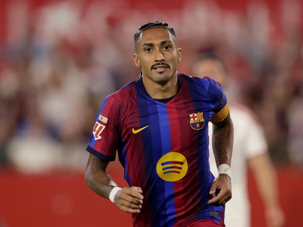 Raphinha treina com o elenco do Barcelona e pode voltar contra o Bétis