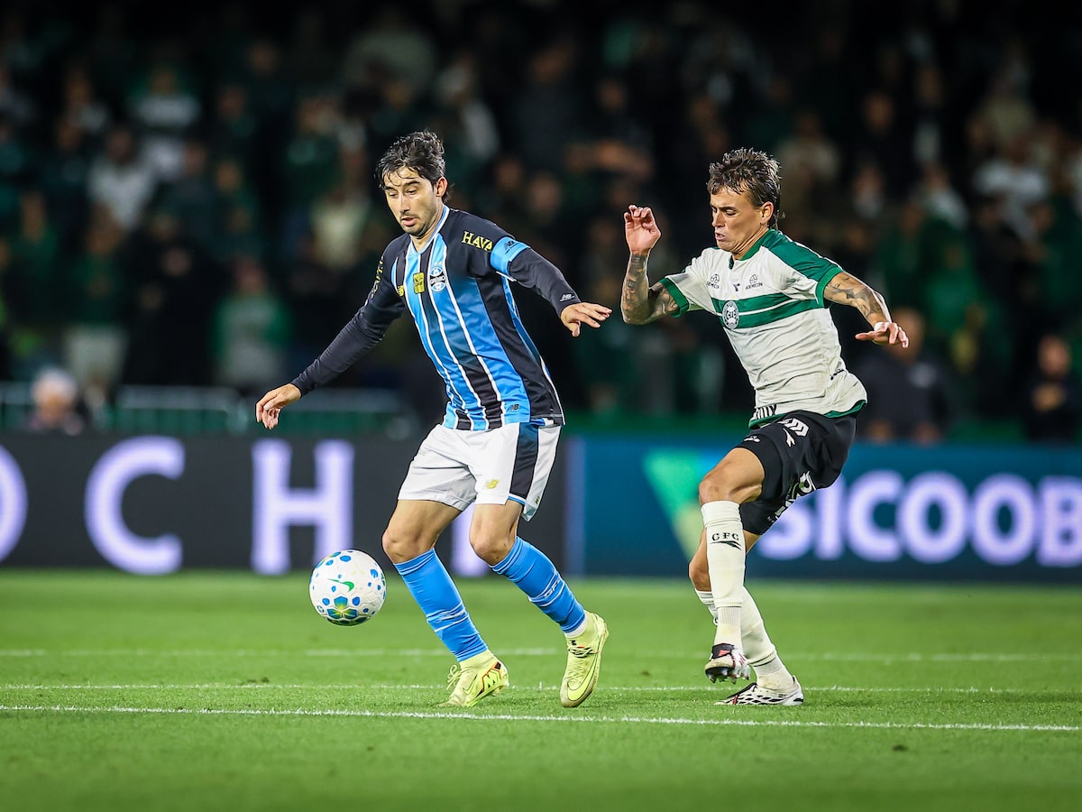 Grêmio vence Coritiba, respira no Z-4 e afunda o Corinthians na zona de rebaixamento do Brasileirão