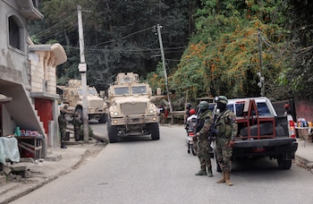 Miembros de las Fuerzas Armadas haitianas patrullan las calles del barrio de Kenscoff tras varios días de violencia entre pandillas, en Puerto Príncipe, Haití, el 29 de enero de 2025. REUTERS/Ralph Tedy Erol