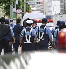 Policiais e equipes de emergência se reúnem em frente ao complexo comercial GINZA SIX, no distrito de Ginza, em Tóquio, Japão, em 25 de maio de 2026, após várias pessoas relatarem mal-estar durante um incidente envolvendo uma possível substância irritante. Foto: David Mareuil/Anadolu via Getty Images