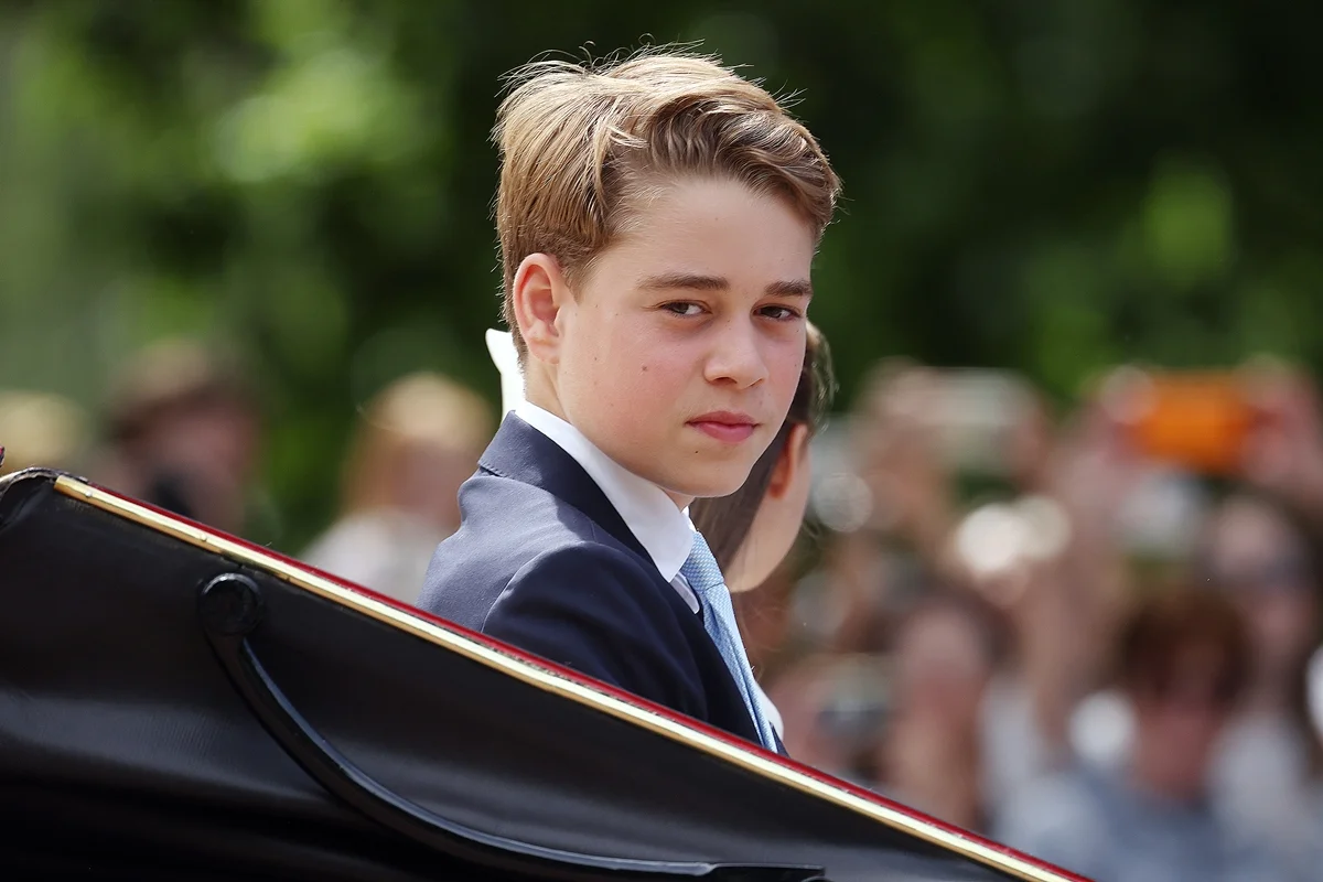 Príncipe George repete tradição do pai, William, em Eton College