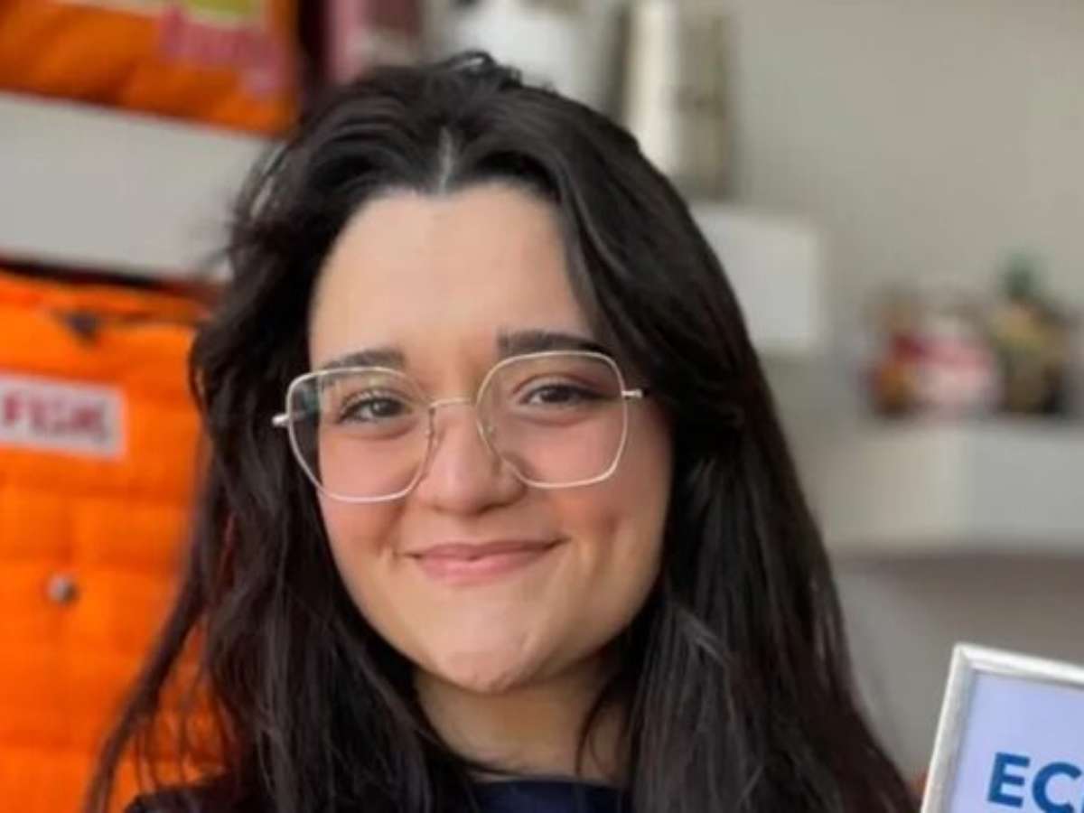 Professora de 24 anos morre após cair tentando ajudar aluno preso em banheiro de escola em SP