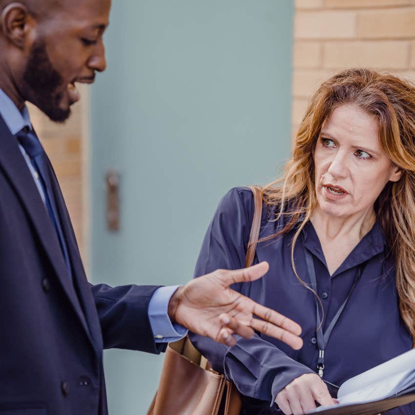 Pessoas que estão gradualmente perdendo a capacidade de serem pacientes geralmente dizem 9 frases em conversas casuais