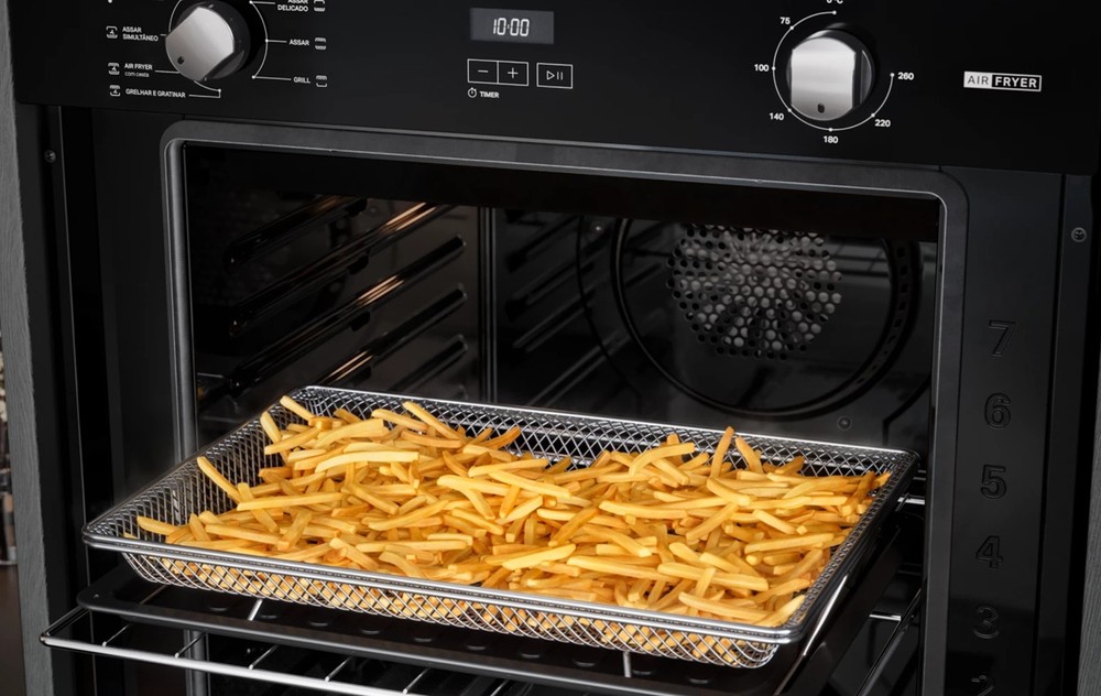 Quanto mais tempo as peças ficam imersas, maior a chance de a água esfriar e perder a capacidade de ajudar na remoção da gordura — Foto: Reprodução/Brastemp