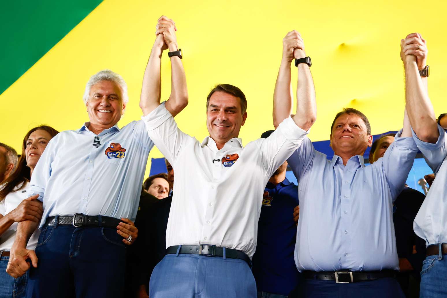 Ronaldo Caiado (PSD) e Flávio Bolsonaro (PL) em evento em Goiânia