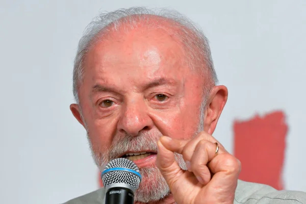 Frente evangélica de apoio a Lula diz que Flávio eleito seria "retrocesso"