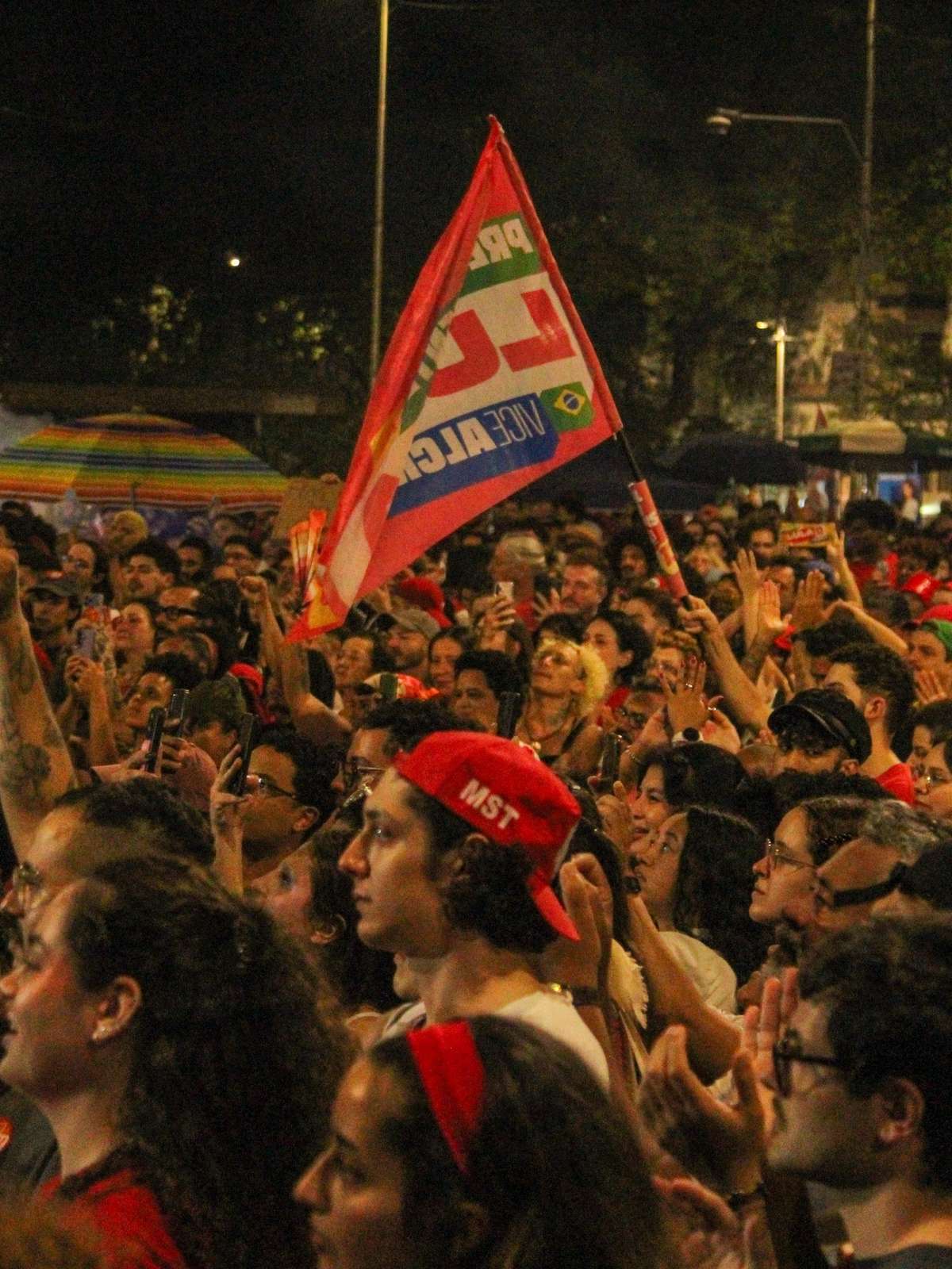 Manifestantes se reúnem no centro de São Paulo a favor da reeleição de Lula à Presidência