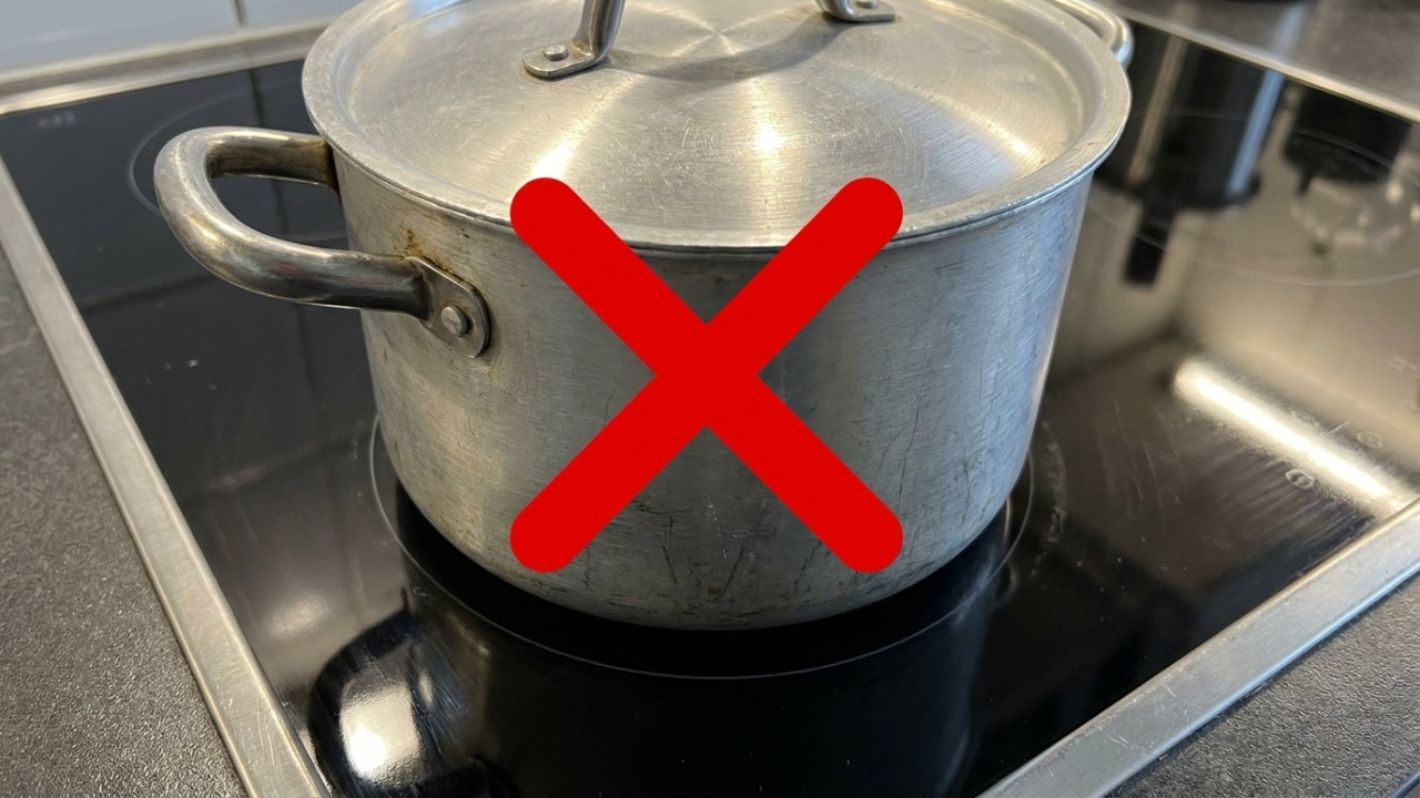 Técnico que instala cooktop de indução repete o mesmo alerta: sem circuito exclusivo, fio de bitola certa e panela com fundo magnético, o aparelho desarma