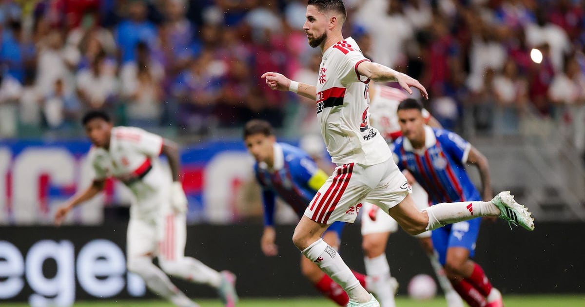 Vitória do Palmeiras pressionou Flamengo, que usou os titulares para golear o Bahia, esquecendo a Libertadores. ‘Precisamos sempre vencer’, disfarçou Jardim