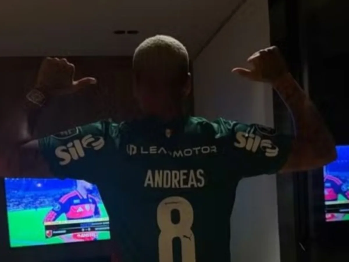 Deyverson comemora eliminação do Flamengo com camisa de Andreas Pereira