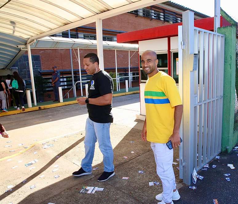 Leandra Leal, Alinne Moraes e mais famosos vão às urnas para votar; veja fotos