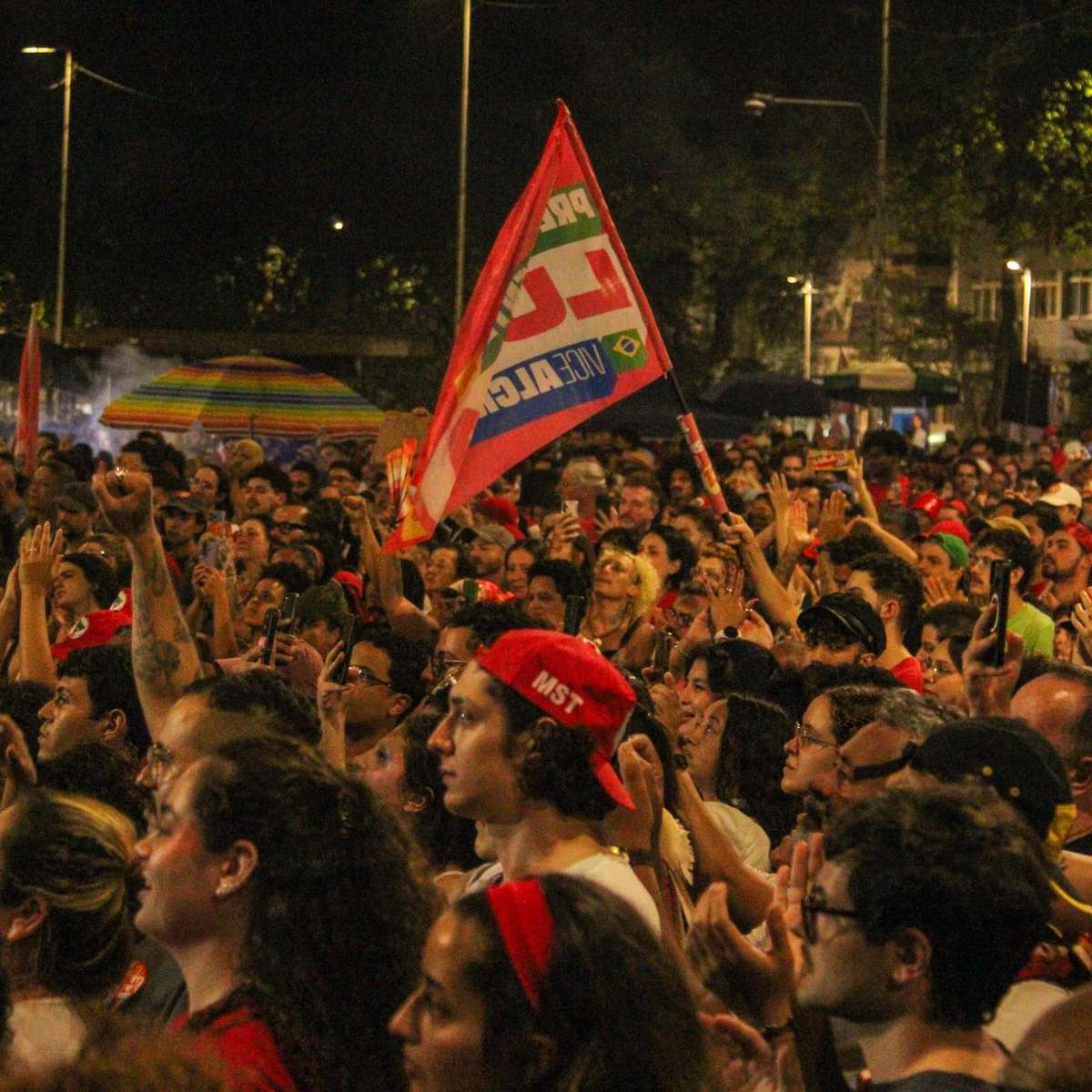 Manifestantes se reúnem no centro de São Paulo a favor da reeleição de Lula à Presidência