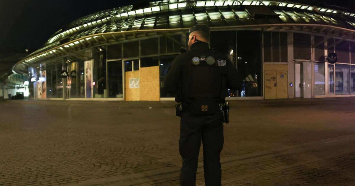Após segunda noite de toque de recolher, premiê da França se reúne com líderes de sindicatos