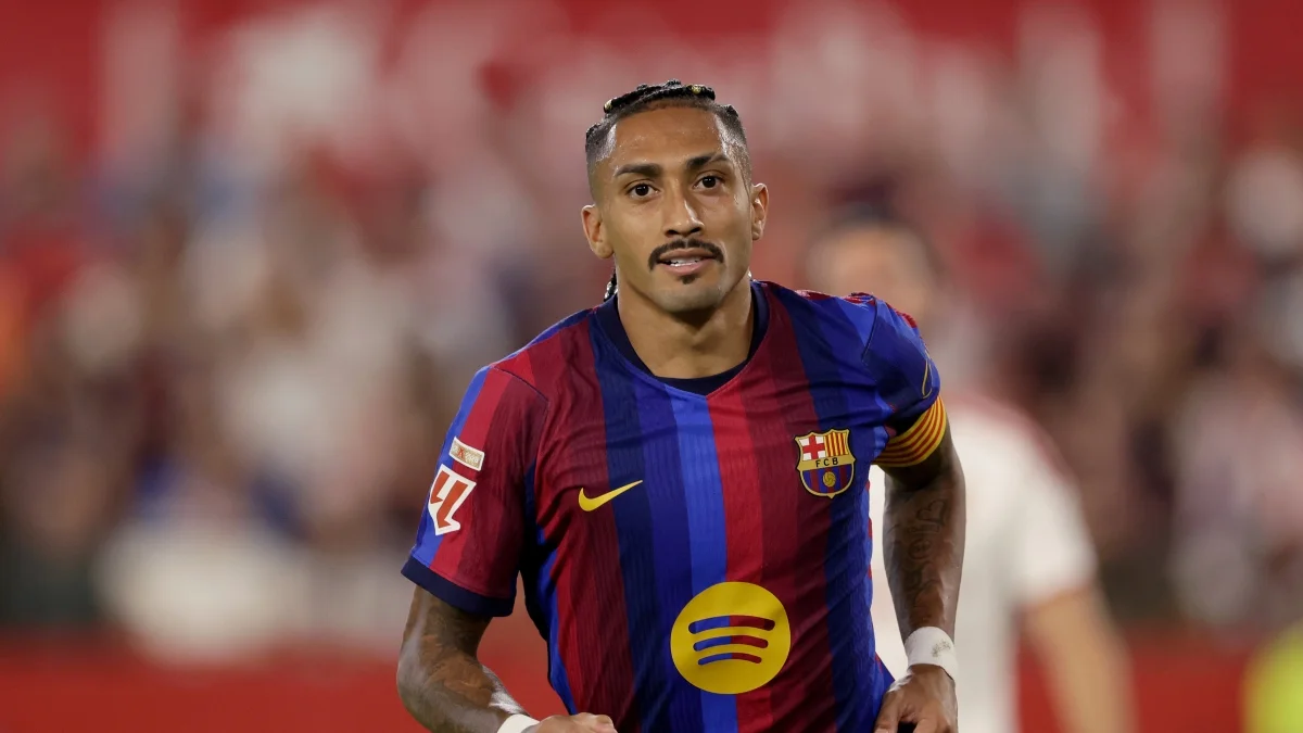 Raphinha treina com o elenco do Barcelona e pode voltar contra o Bétis