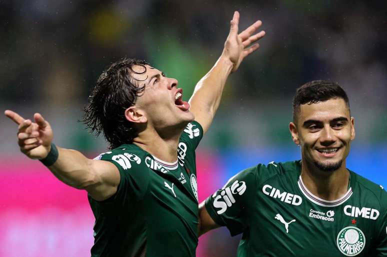 Palmeiras dá show, goleia o Corinthians e segue na caça ao líder