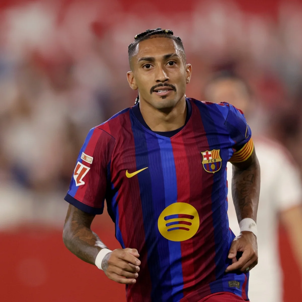 Raphinha treina com o elenco do Barcelona e pode voltar contra o Bétis