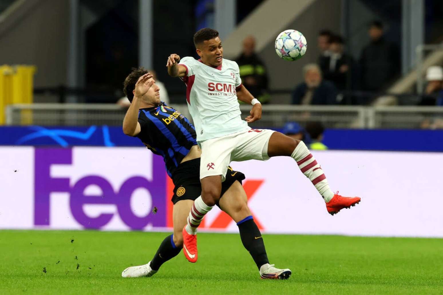 Inter e Shakhtar tiveram uma disputa acirrada durante a partida &ndash;