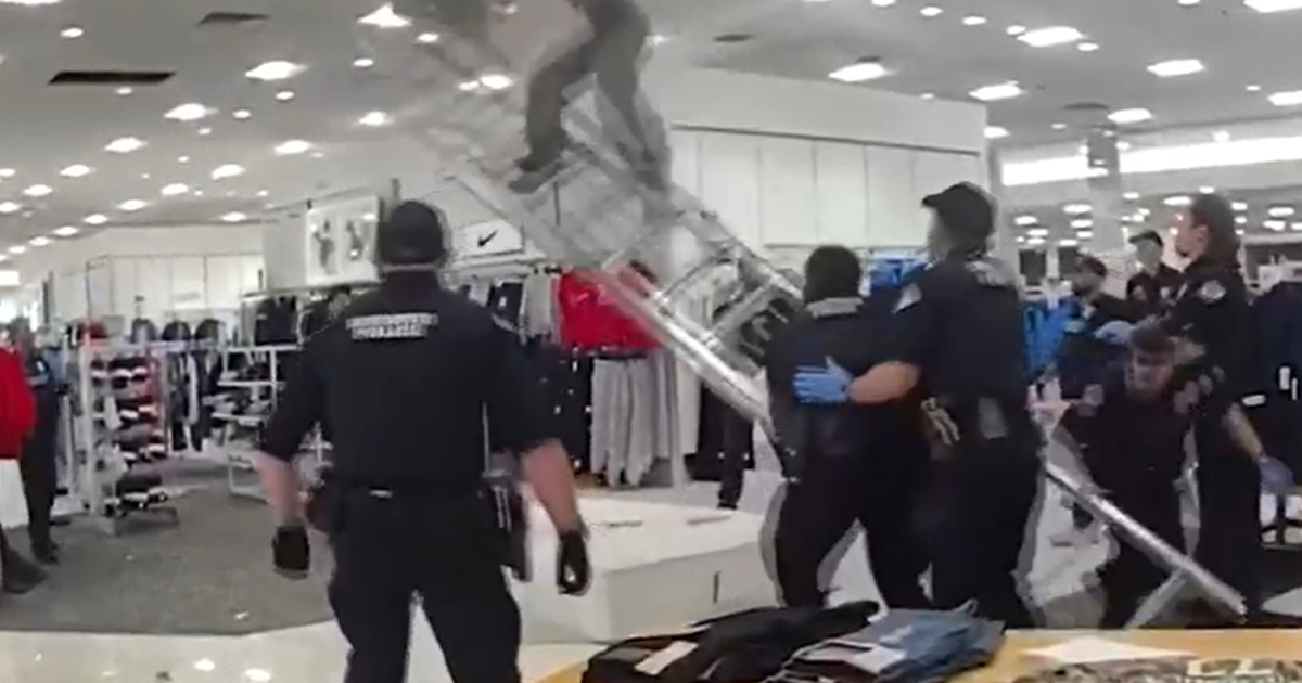 Homem é preso após escalar teto de shopping e cair nos EUA