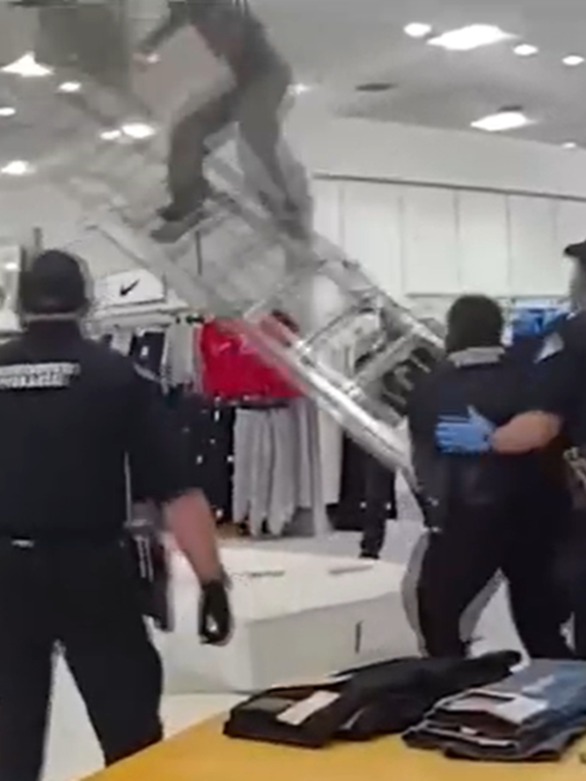 Homem é preso após escalar teto de shopping e cair nos EUA