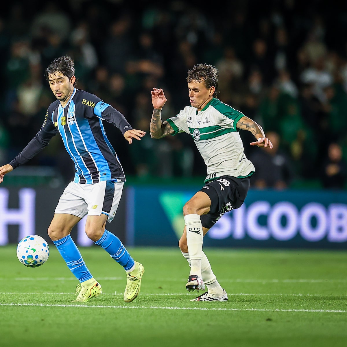 Grêmio vence Coritiba, respira no Z-4 e afunda o Corinthians na zona de rebaixamento do Brasileirão