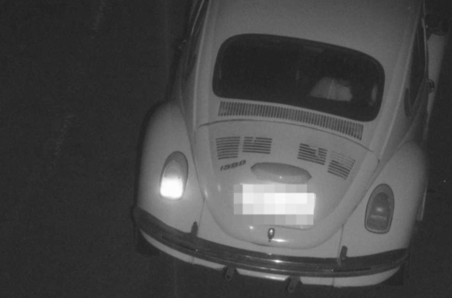 Uma mulher aparece no banco de trás do carro que teria sido usado no crime; as autoridades suspeitam que era a gestante.