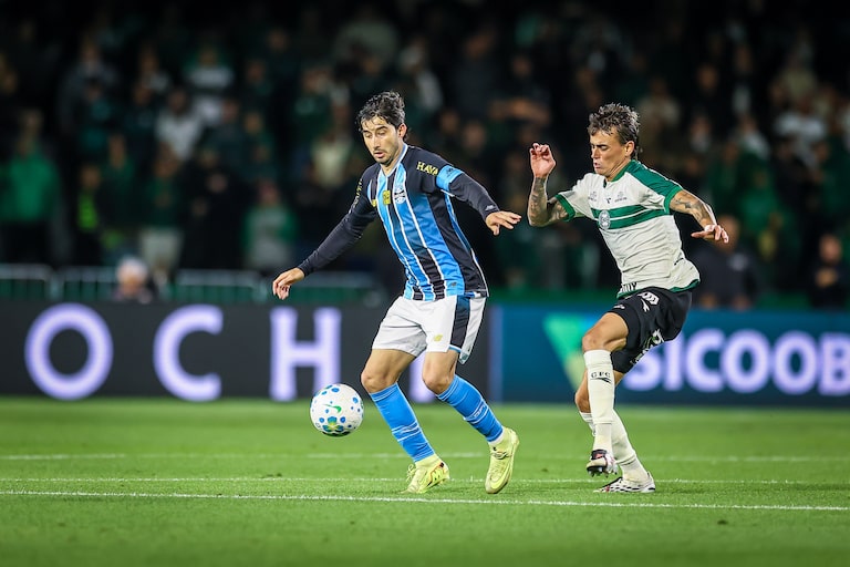 Grêmio vence Coritiba, respira no Z-4 e afunda o Corinthians na zona de rebaixamento do Brasileirão