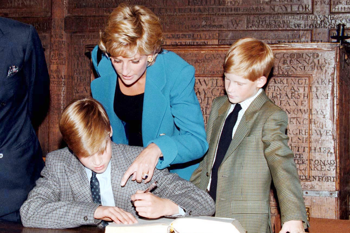 Príncipe George repete tradição do pai, William, em Eton College