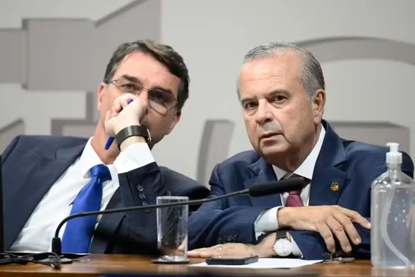 6x1: aliados de Flávio insistem em regimento do Senado para atrasar votação