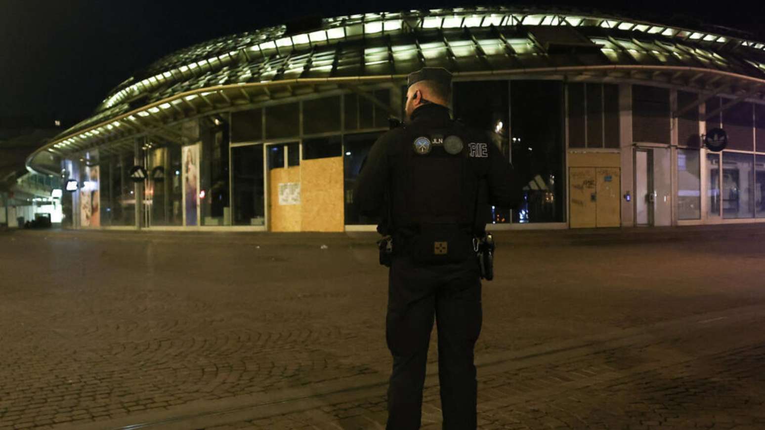 Policial vigia região do Fórum des Halles, no centro de Paris, durante a segunda noite de toque de recolher, em 20 de outubro de 2026.