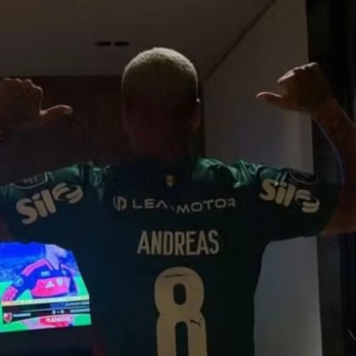 Deyverson comemora eliminação do Flamengo com camisa de Andreas Pereira