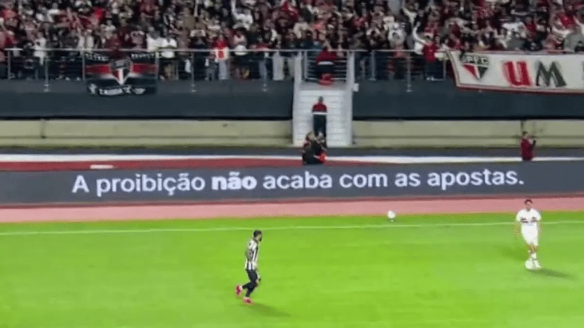 São Paulo exibe mensagem contra proibição das apostas em placas no MorumBis