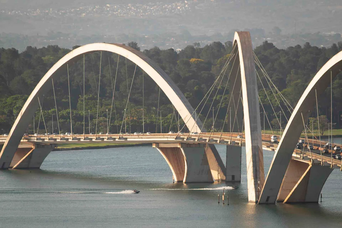Frequentadores do Lago Paranoa, próximo a ponte JK, em dia quente e seco em brasília - Metrópoles