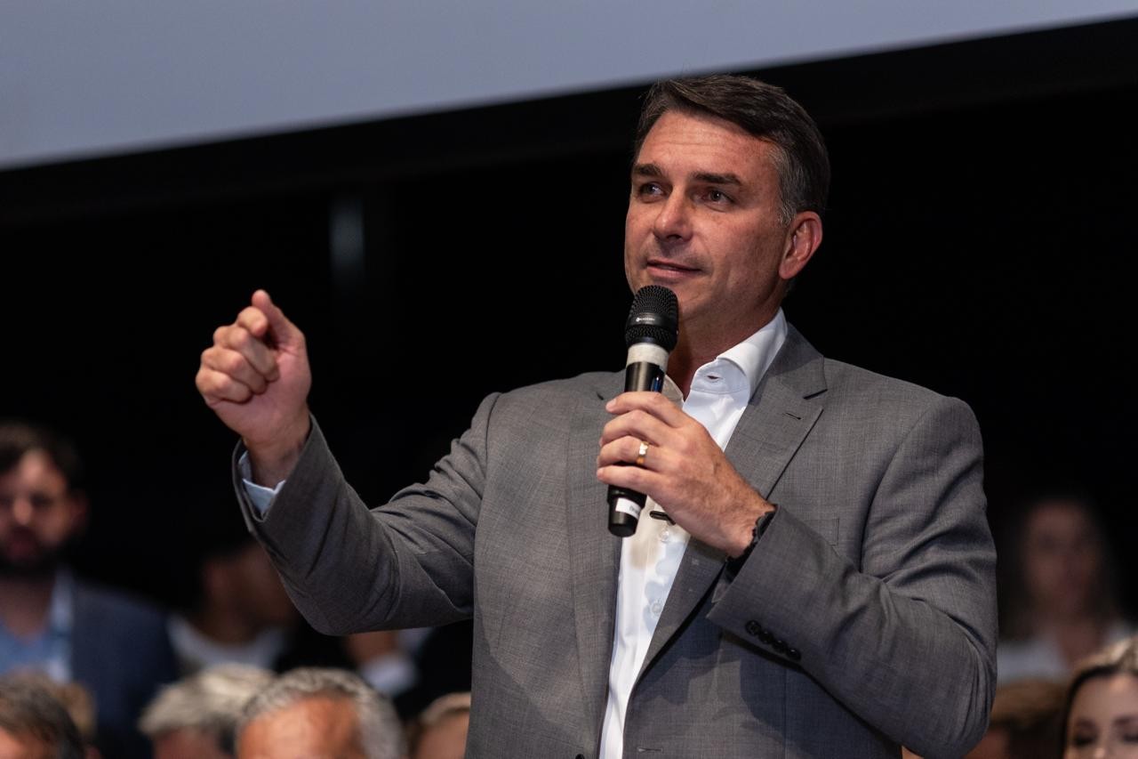 As três metas de Flávio Bolsonaro no primeiro confronto ao vivo com Lula