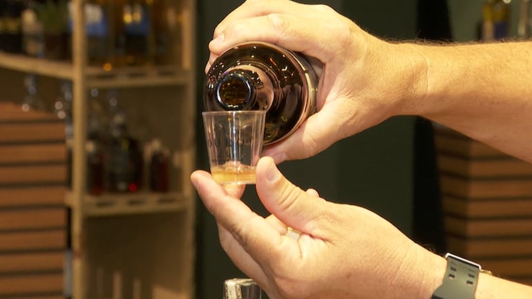 Cachaça só é produzida no Brasil? Saiba por que a bebida é considerada ouro líquido no país