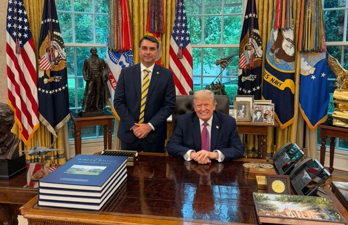 Senador Flávio Bolsonaro ao lado do presidente Donald Trump, na Casa Branca