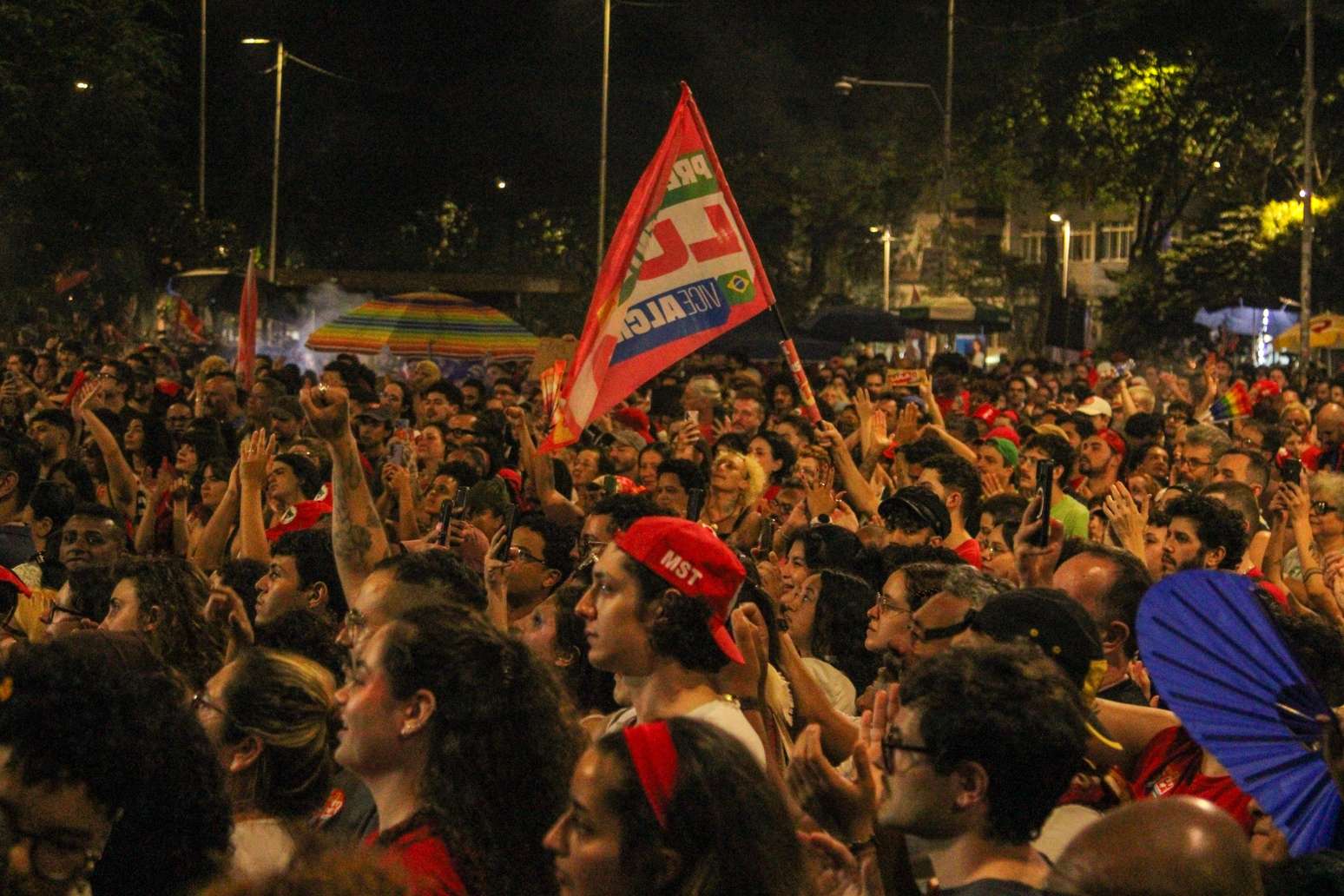 Estudantes fazem manifesta&ccedil;&atilde;o em S&atilde;o Paulo a favor da reelei&ccedil;&atilde;o de Lula (PT) nesta quinta-feira, 8